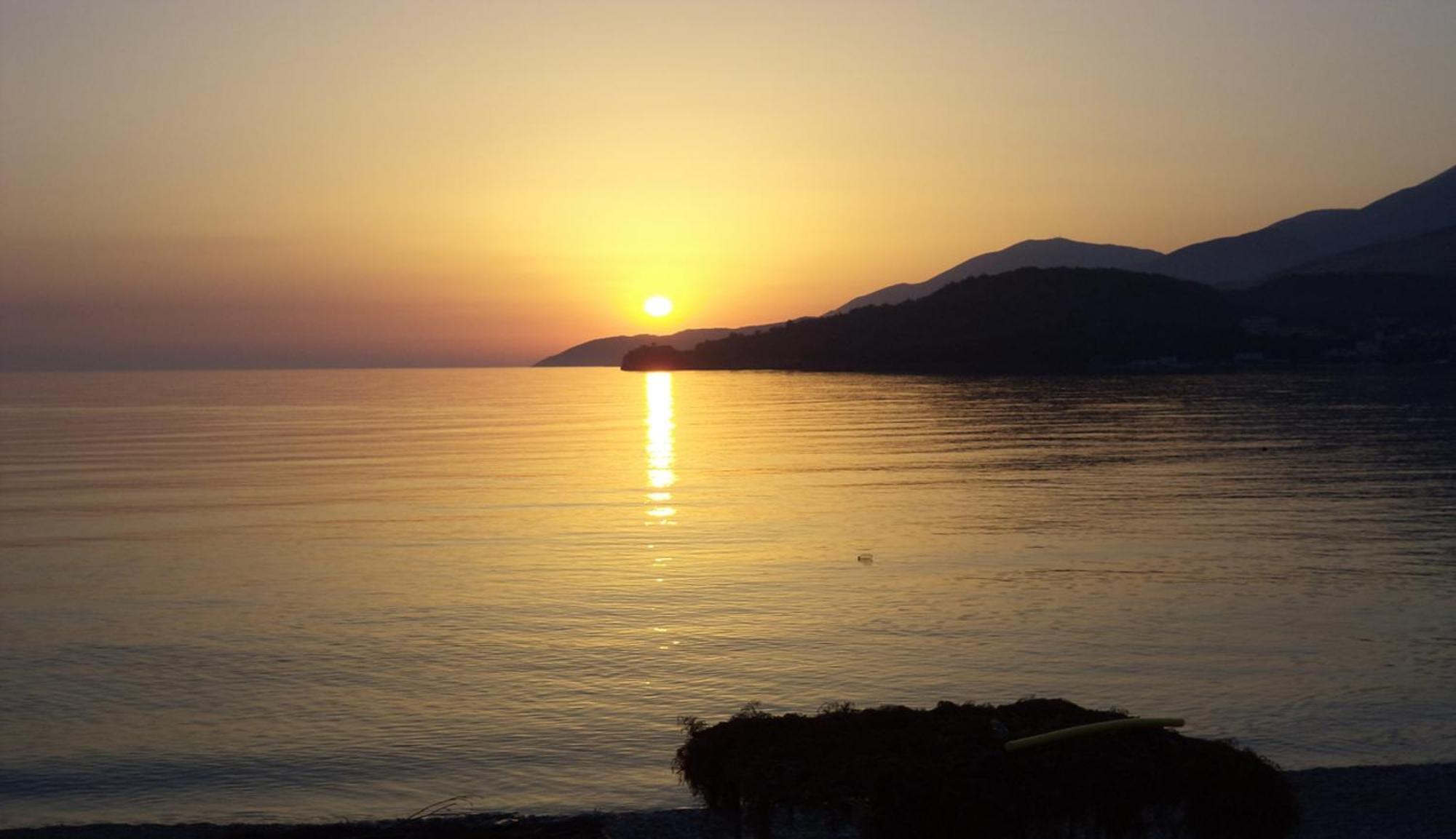 Castle Hotel Himare Esterno foto