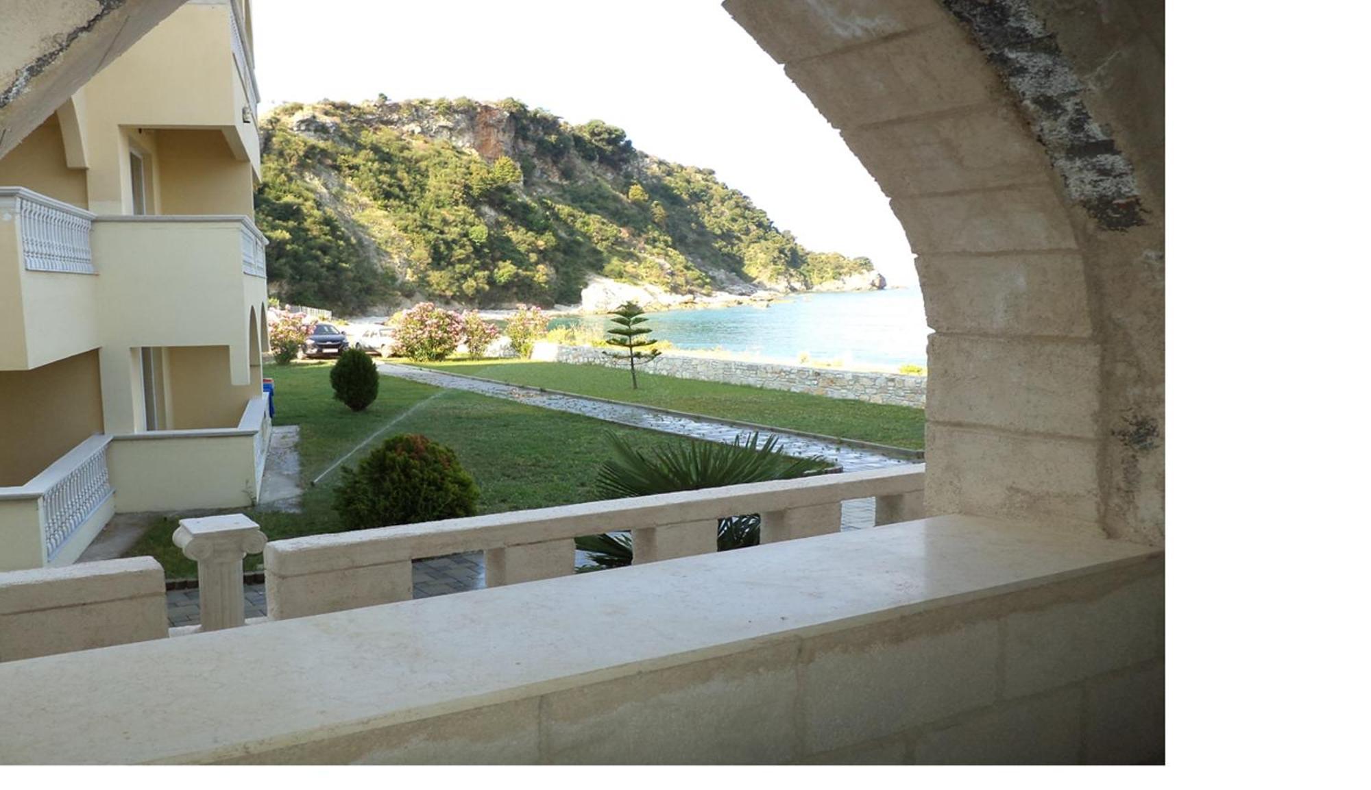 Castle Hotel Himare Esterno foto