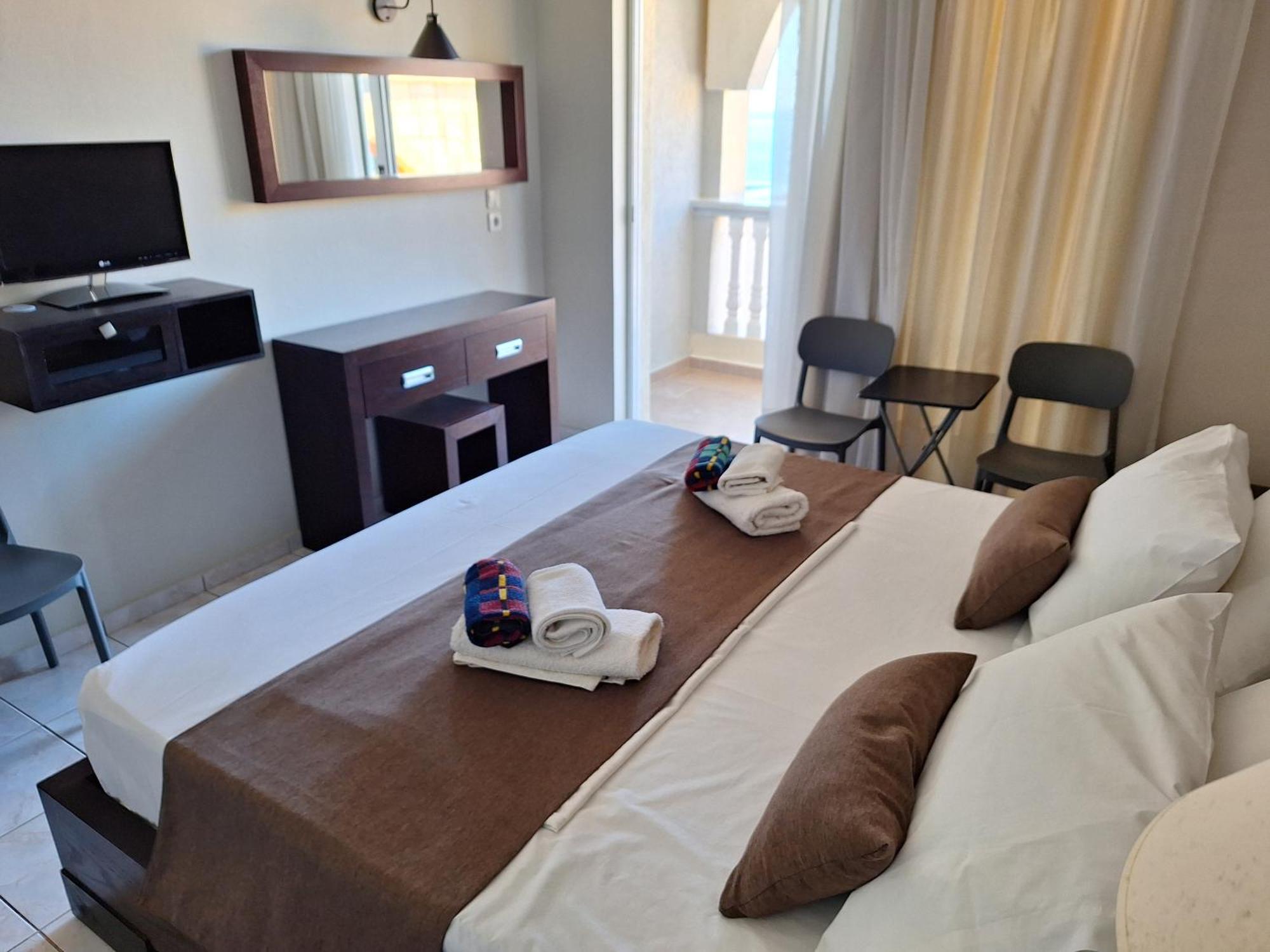 Castle Hotel Himare Esterno foto