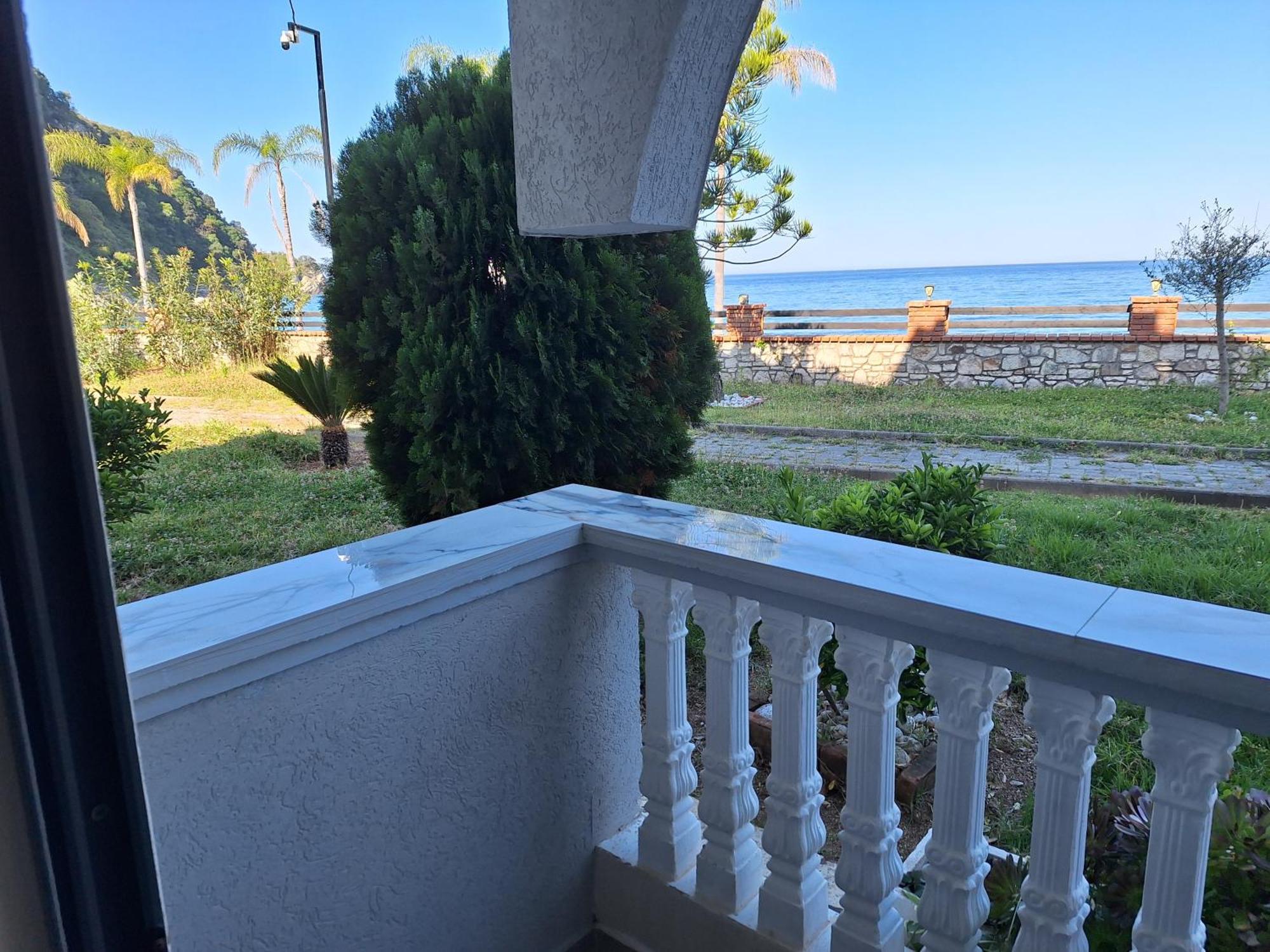 Castle Hotel Himare Esterno foto