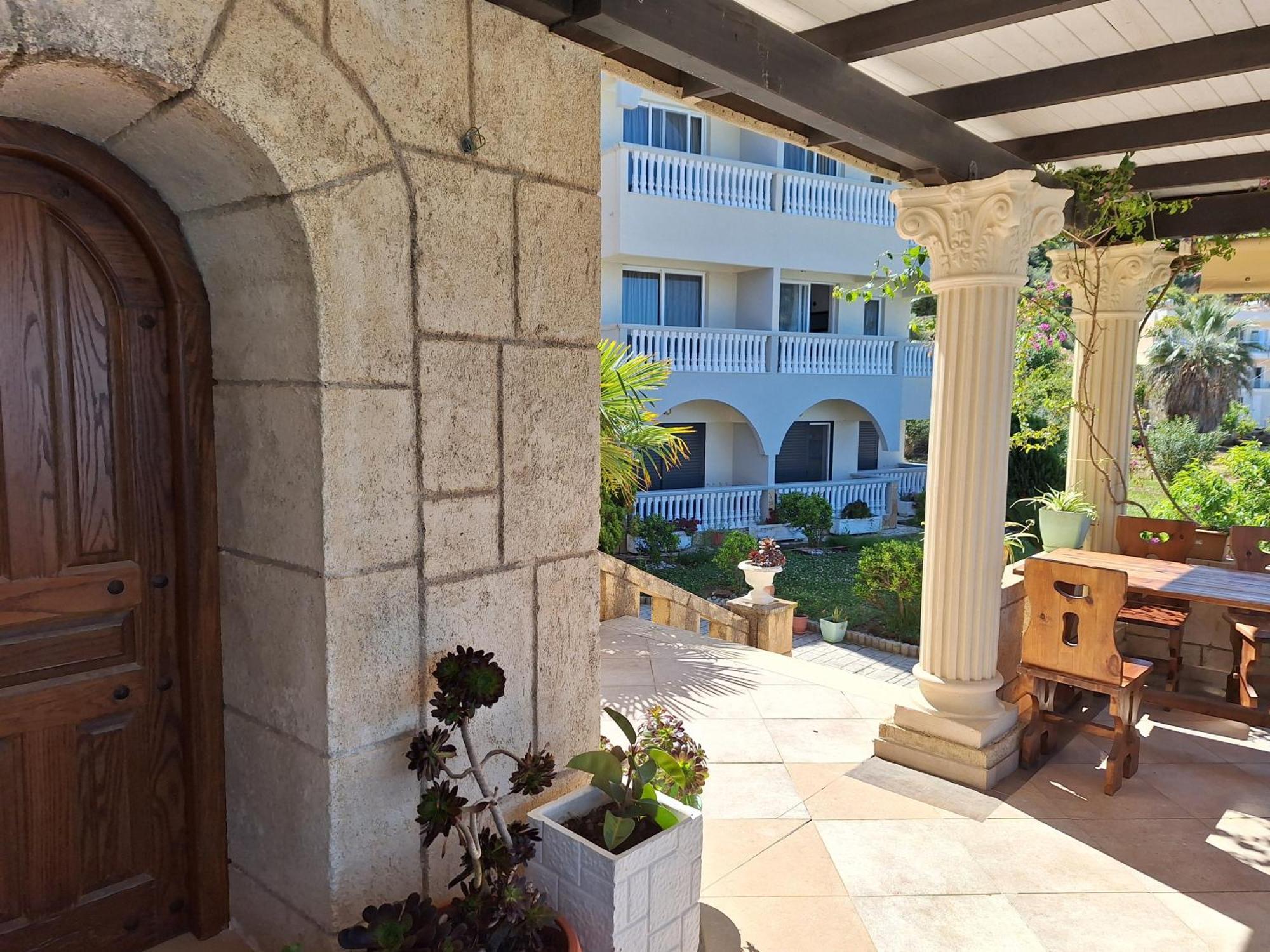 Castle Hotel Himare Esterno foto
