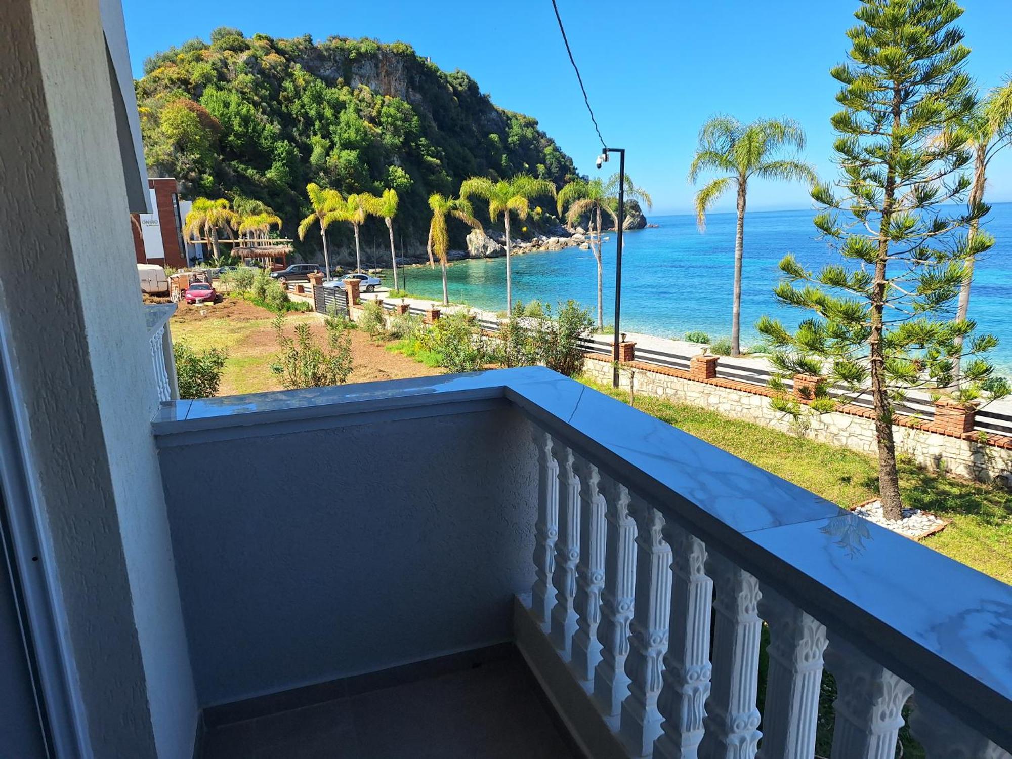 Castle Hotel Himare Esterno foto