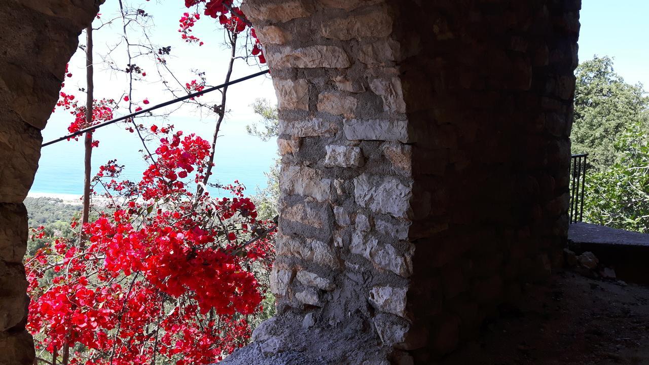 Castle Hotel Himare Esterno foto