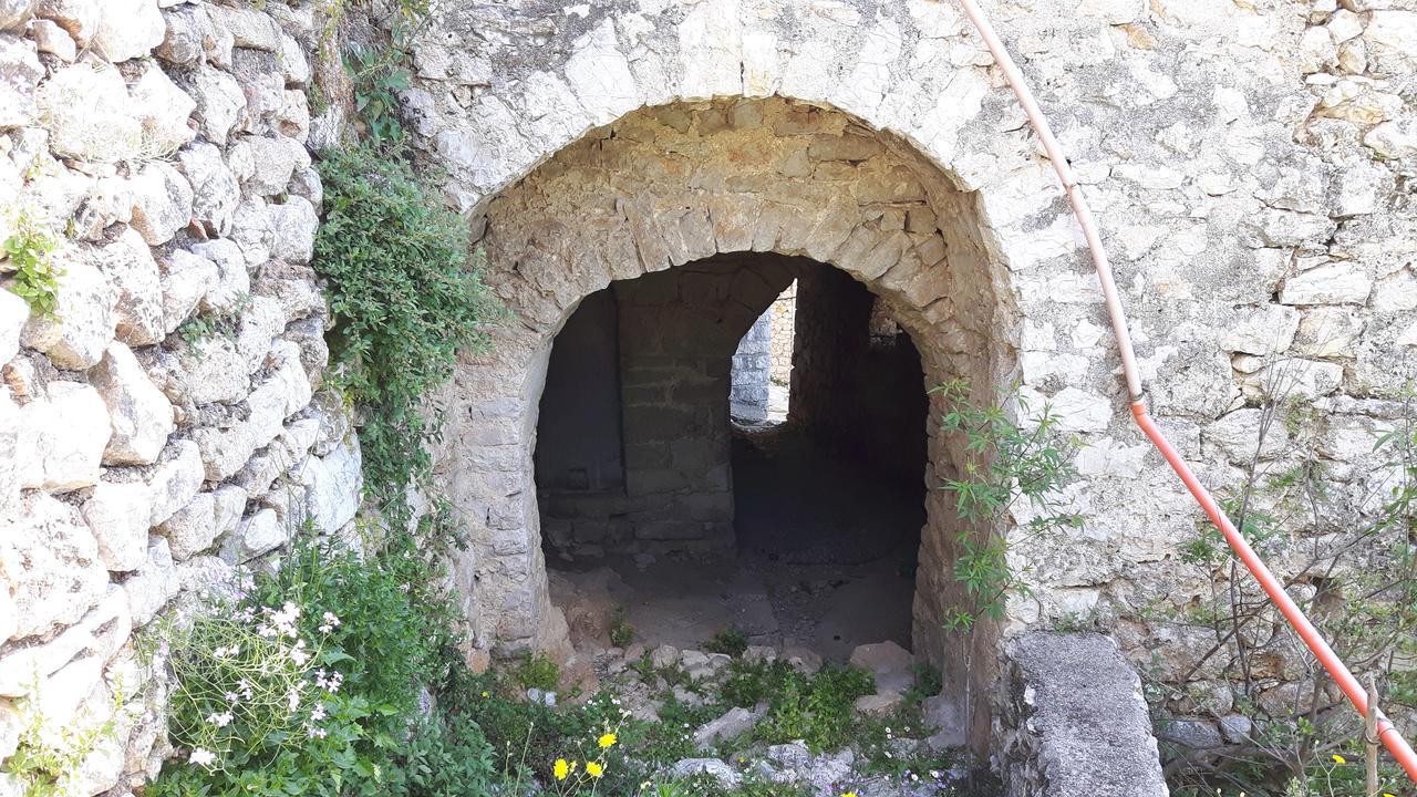 Castle Hotel Himare Esterno foto