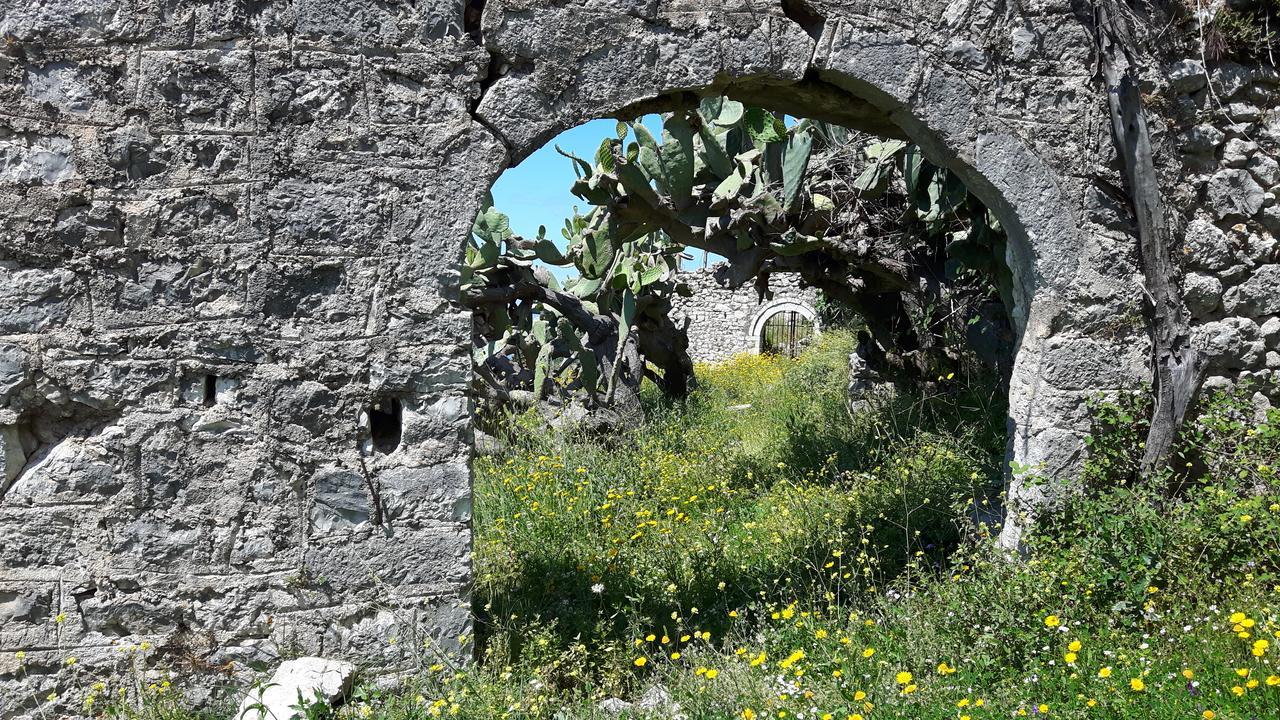 Castle Hotel Himare Esterno foto