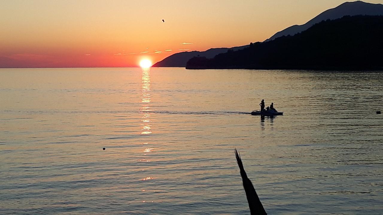 Castle Hotel Himare Esterno foto