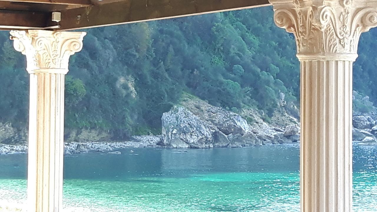 Castle Hotel Himare Esterno foto